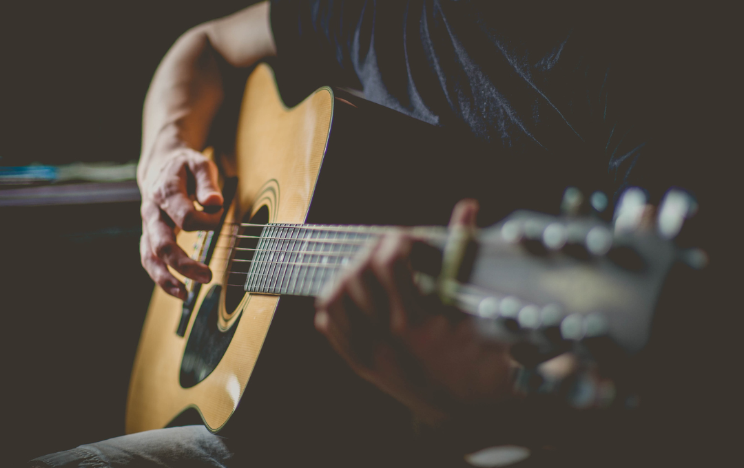 substitui a foto do cara com guitarra